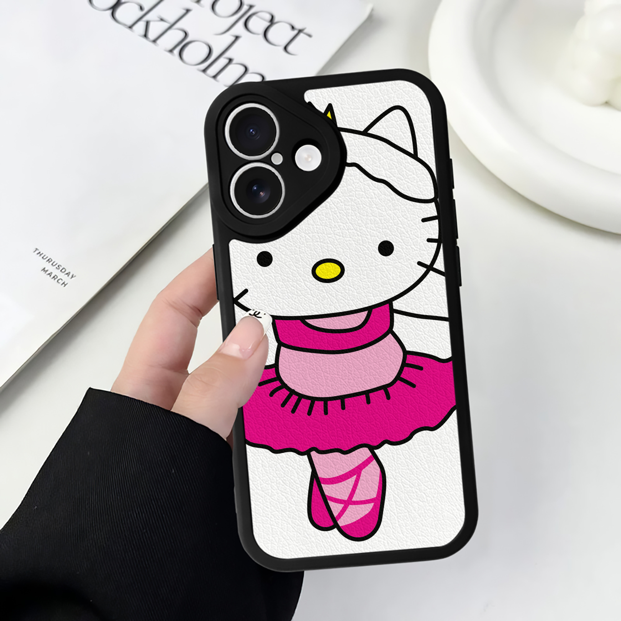 （画像用） Hello Kitty ハローキティ 【iPhone 16シリーズ対応】シリコンスマホケース（レザー調） 材質：シリコン